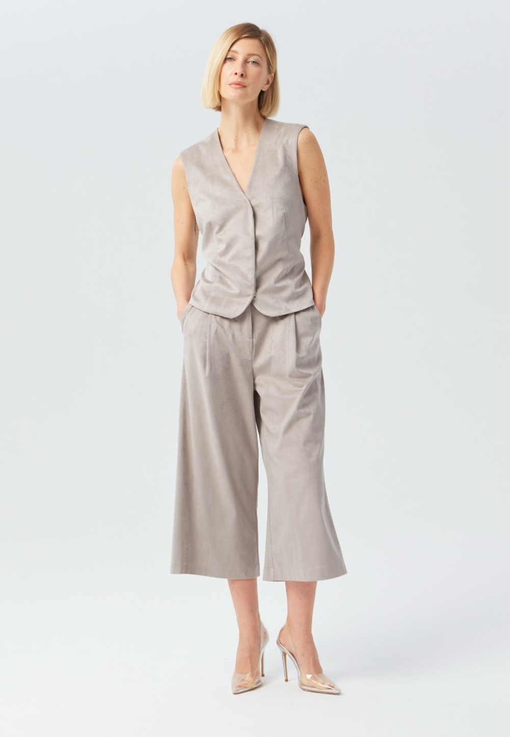 Жилет из замши серый