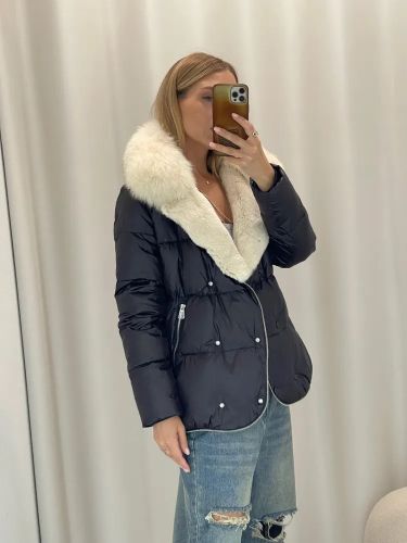 Черно-белый двубортный пуховик с мехом