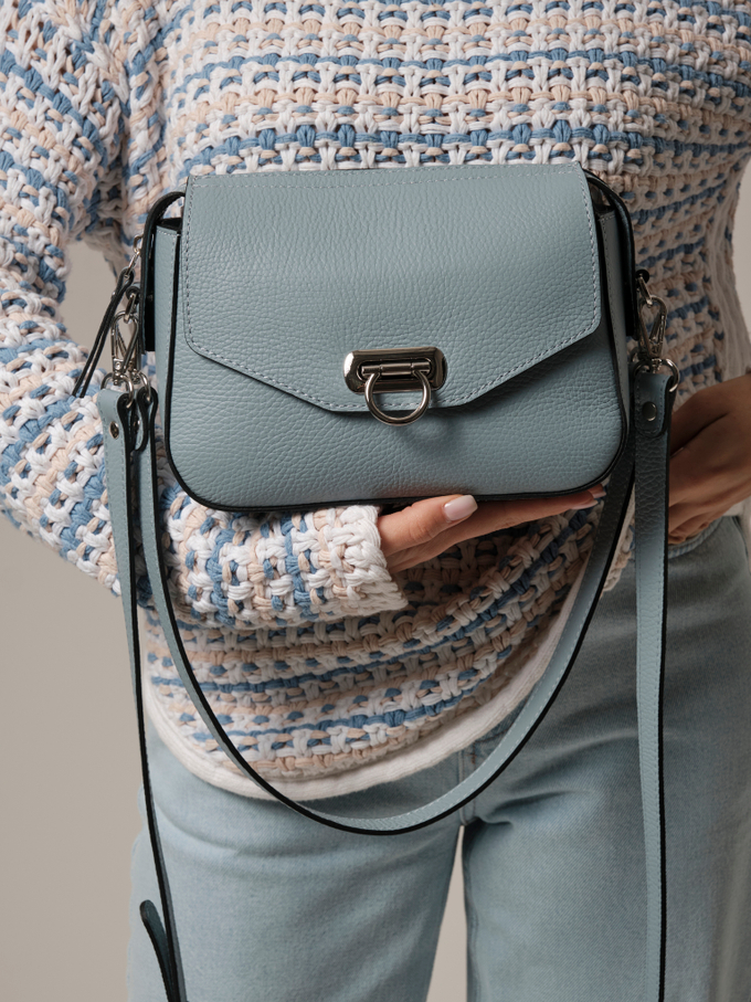 Сумка кожаная через плечо серо-голубая