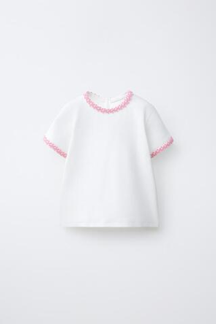 ZARA ФУТБОЛКА С ЦВЕТОЧНЫМ ПРИНТОМ, РОЗОВЫЙ/БЕЛЫЙ