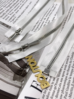 Молния на белой атласной тесьме серебристая