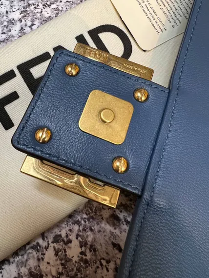 Сумка из кожи Fendi Baguette синий