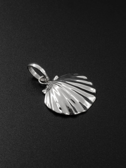 Реальное фото подвески из серебра на черном фоне Ракушка