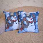 Декоративный гобеленовый чехол для интерьерной подушки Снеговик с веночком 38*38
