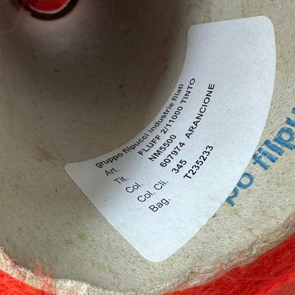 FLUFF - Gruppo Filpucci Industrie Filati; 70% ангора, 10% меринос, 20% п/а; 550м/100гр; col. 607974 ARANCIONE, цвет: пламенный красный