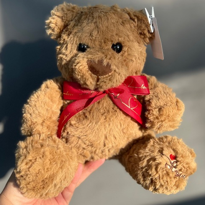 Мишка с красным бантом