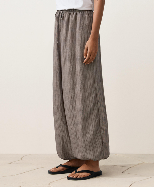 OYSHO Длинные брюки-блумер полосатые, угольный