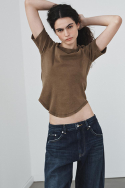 ZARA ФУТБОЛКА С ЭФФЕКТОМ ПОТЕРТОСТИ, ТЕМНО-КОРИЧНЕВЫЙ