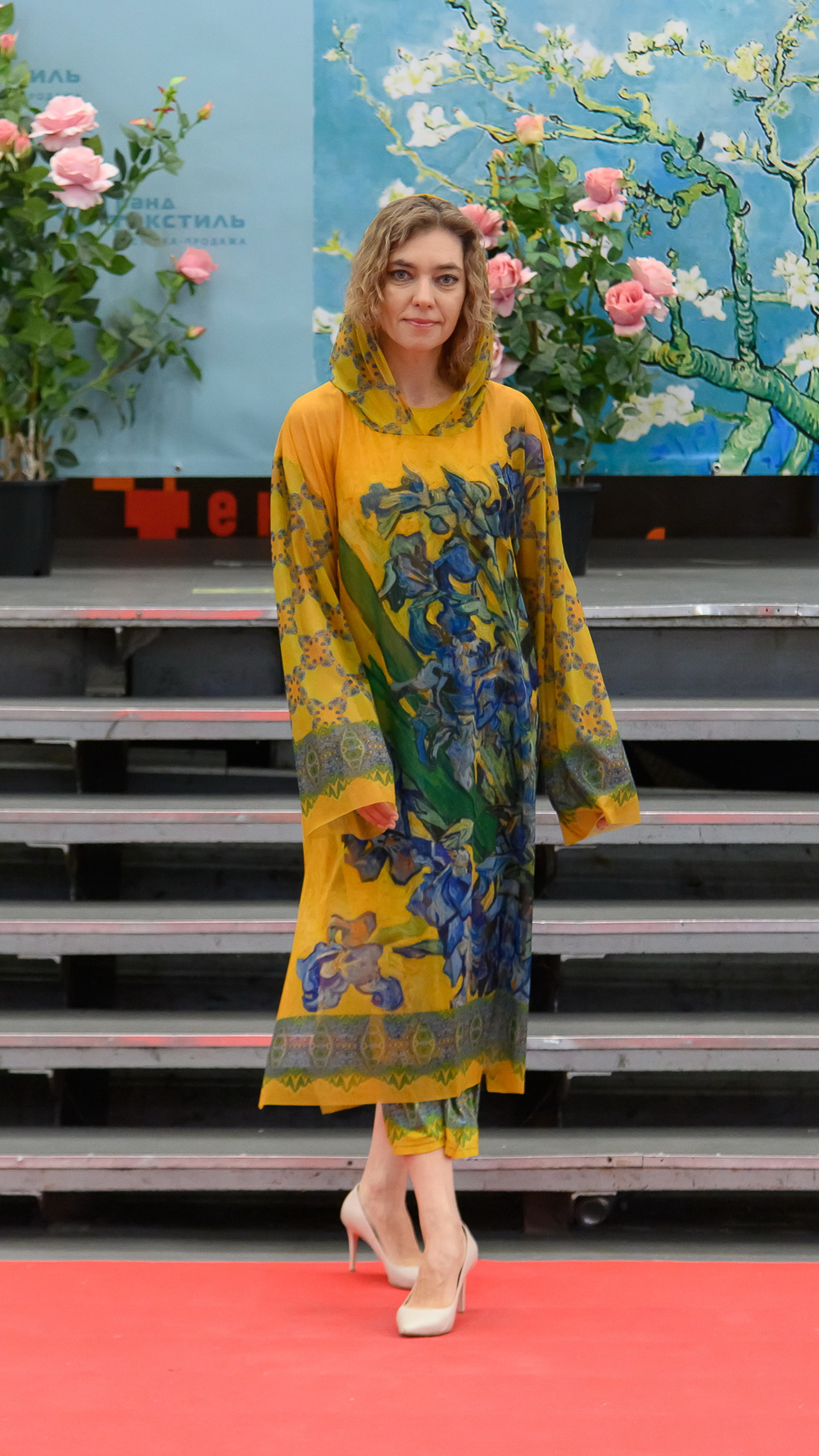 Полупрозрачное платье-туника с капюшоном «Ирисы», принт по мотивам картины Ван Гога "Ваза с ирисами на жёлтом фоне"