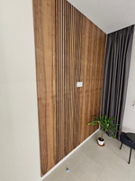 Фрезерованная МДФ панель в шпоне Ореха с латунными вставками