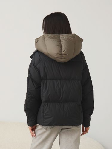 Черный укороченный пуховик с капюшоном цвета хаки