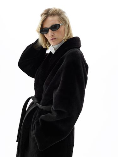 Двусторонняя дубленка шоколадного цвета с поясом