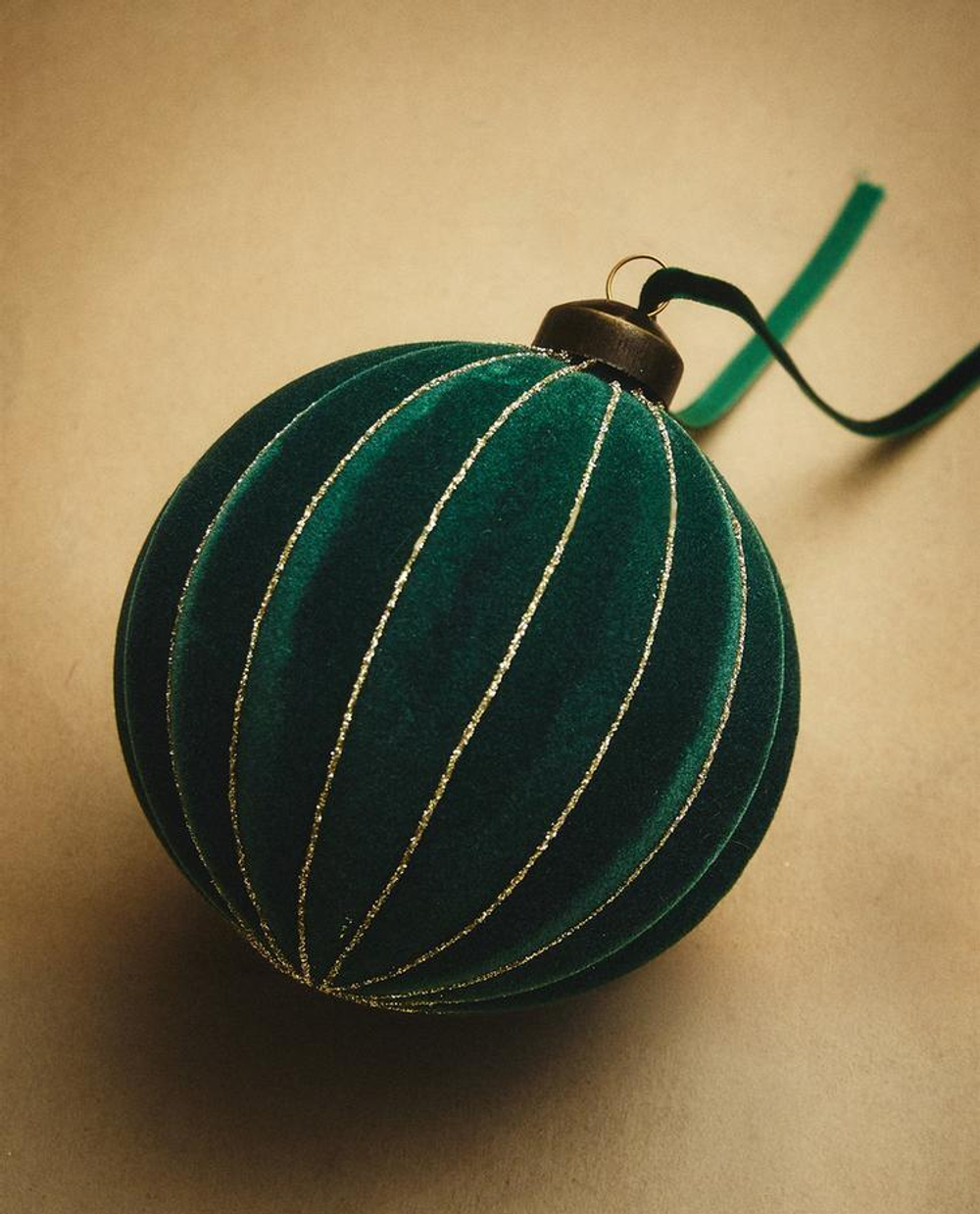 ZARA HOME БАРХАТНОЕ ЕЛОЧНОЕ УКРАШЕНИЕ В ФОРМЕ ШАРА, ЗЕЛЕНЫЙ