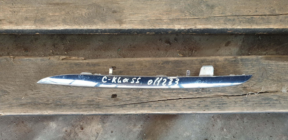 Молдинг решетки радиатора Mercedes C (W205) 14-18 Б/У Оригинал A2058880273