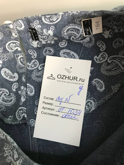 Платье лаконичного кроя и спокойного дизайна на рост 164 см