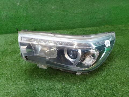 Битая Фара левая Toyota Hilux 8 (2015-2020) LED