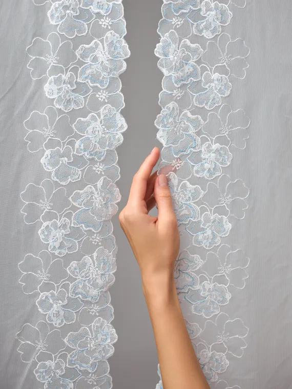 05-164 Вышивка на неэл. сетке 21 см, айвори/белый/голубой (правая)