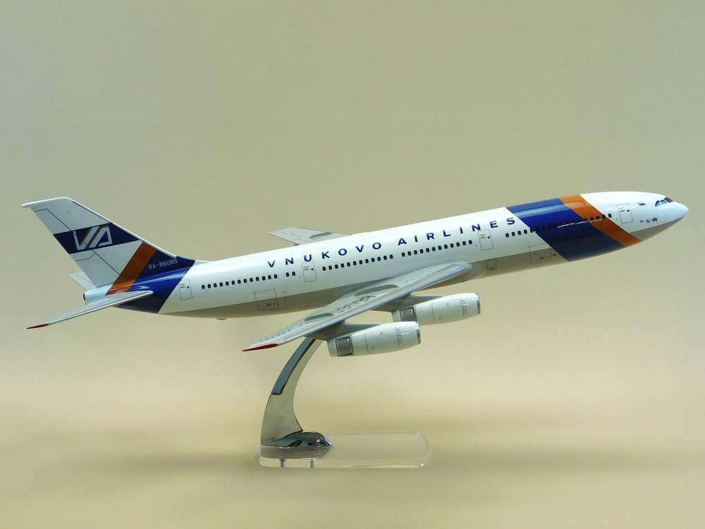 Модель самолета Ил-86 (М1:100, Внуковские авиалинии)