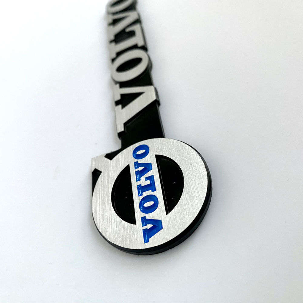 Наклейка Volvo с лого длинная объемная (шильдик Вольво, 16х4см (макс высота на лого). Черная с серебристой надписью