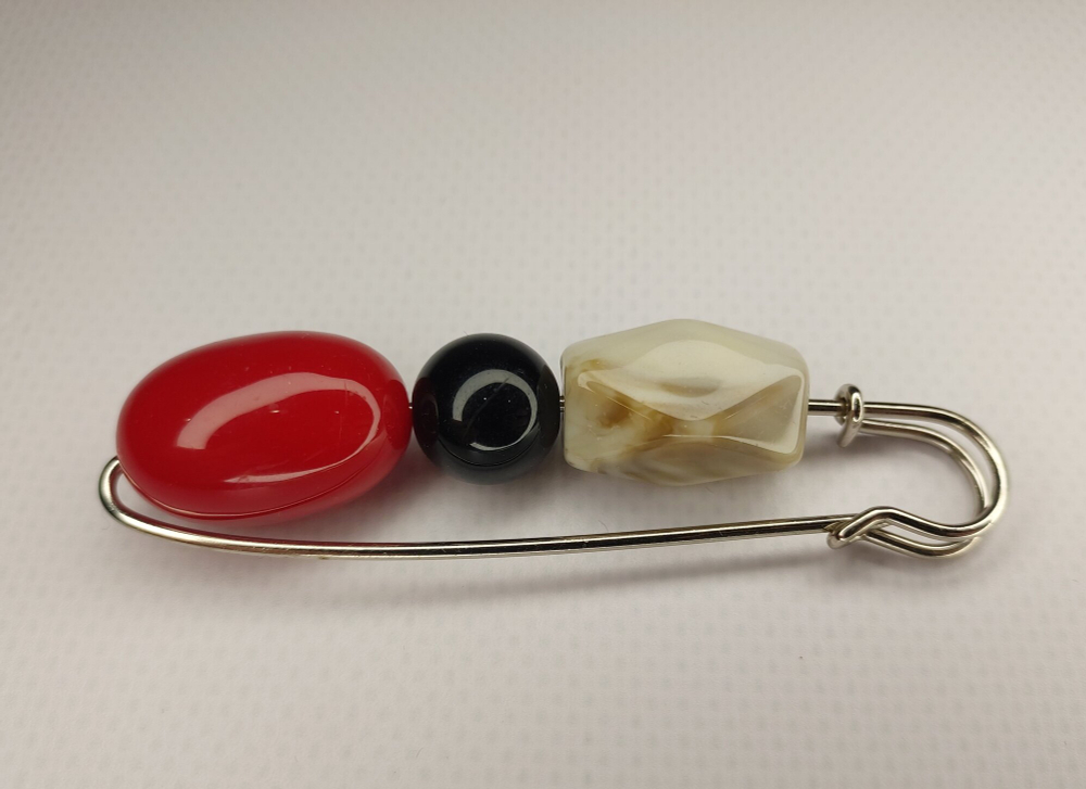 Булавка брошь "Камушки" для кардигана,  пальто, платков, костюмов, одежды.Цвет серый зелёный красный.