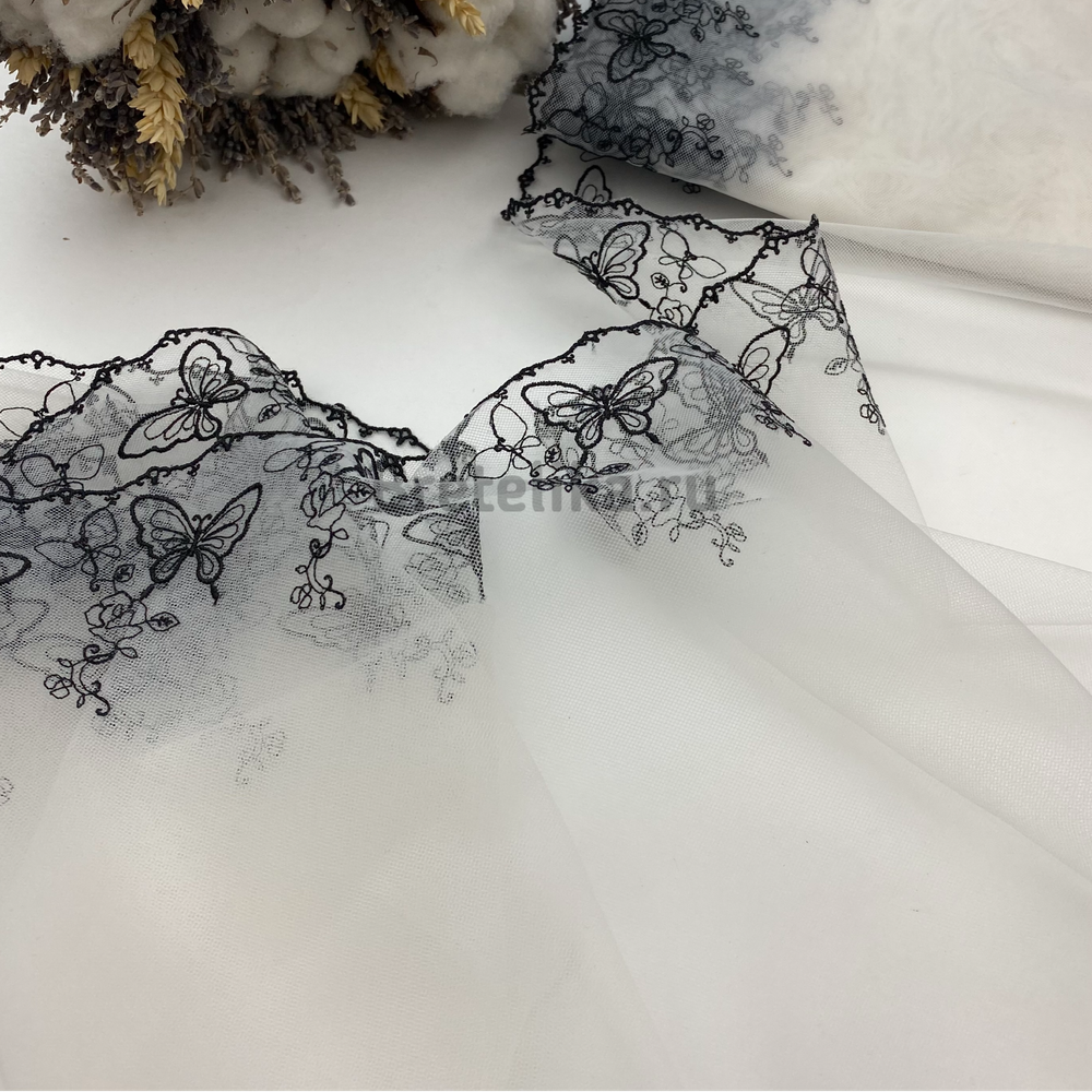 Вышивка на сетке молочная 20 см