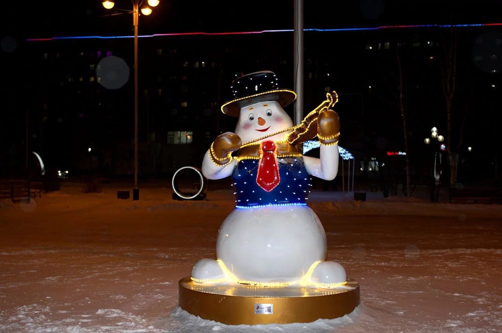 Уличная фигура "Снеговик со скрипкой"