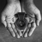 Черное эрекционное виброкольцо Rooster Travis (Цвет: черный)