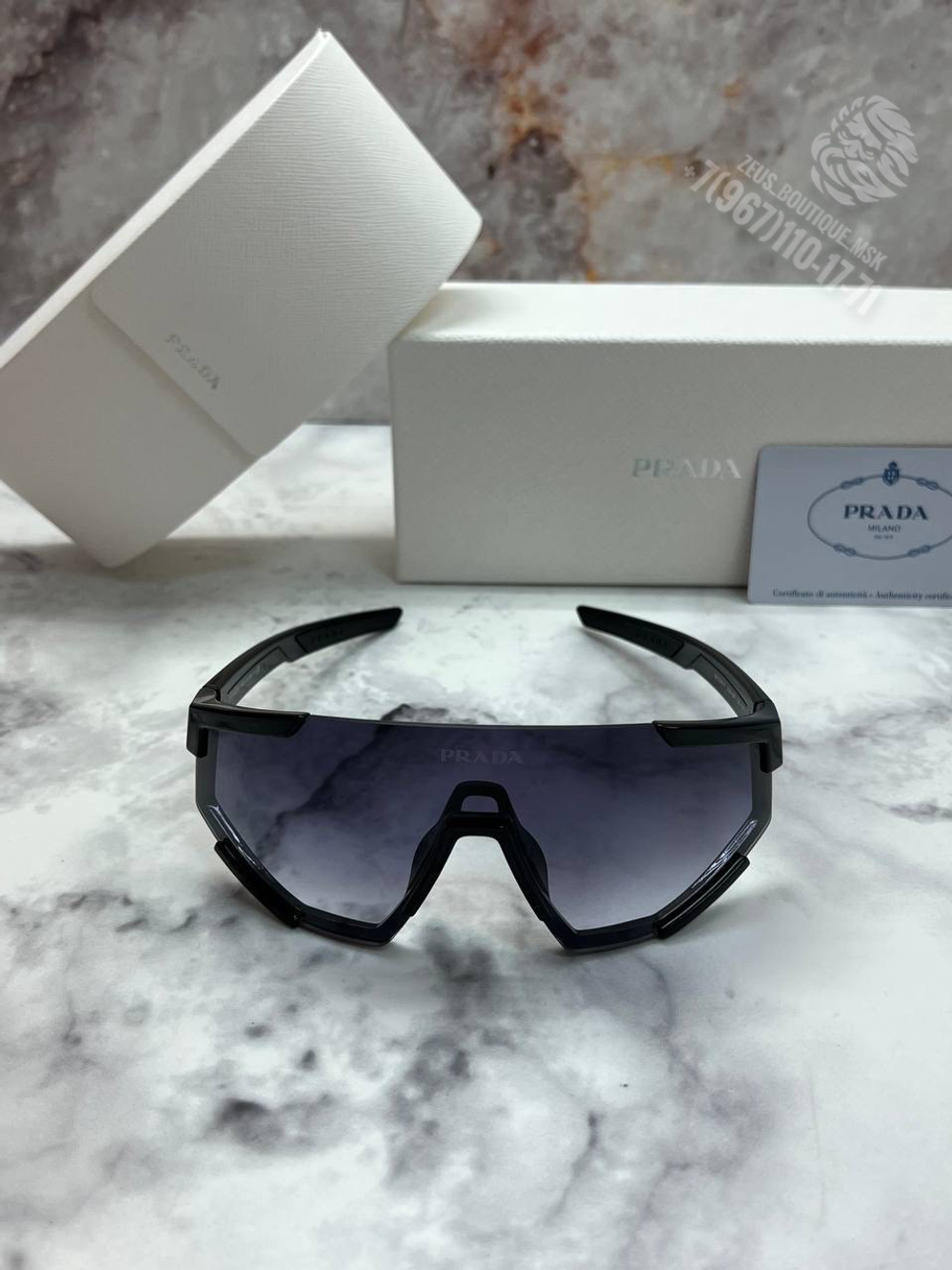 Солнечные очки Prada