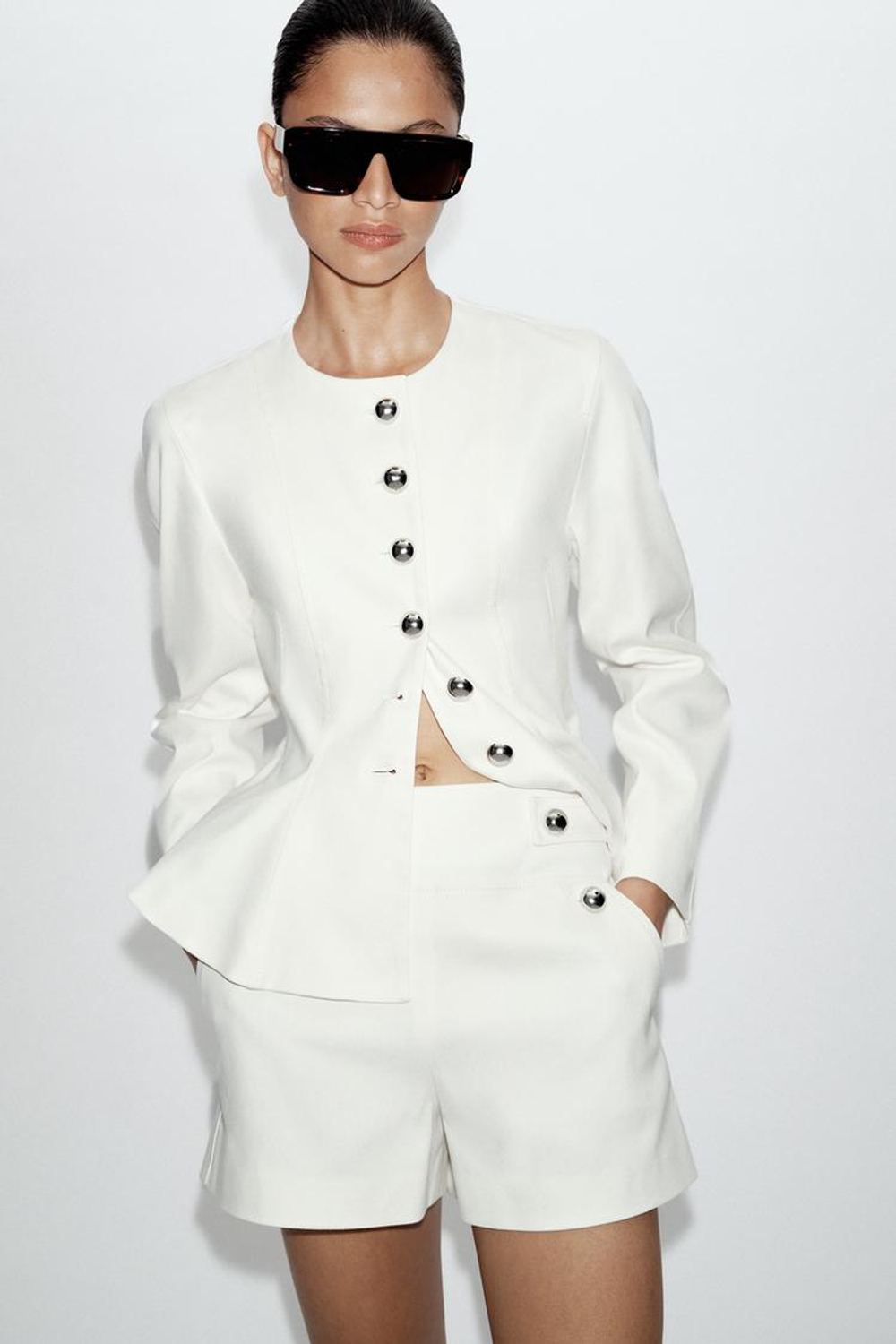 ZARA ШОРТЫ С МЕТАЛЛИЧЕСКИМИ ПУГОВИЦАМИ, ЭКРЮ
