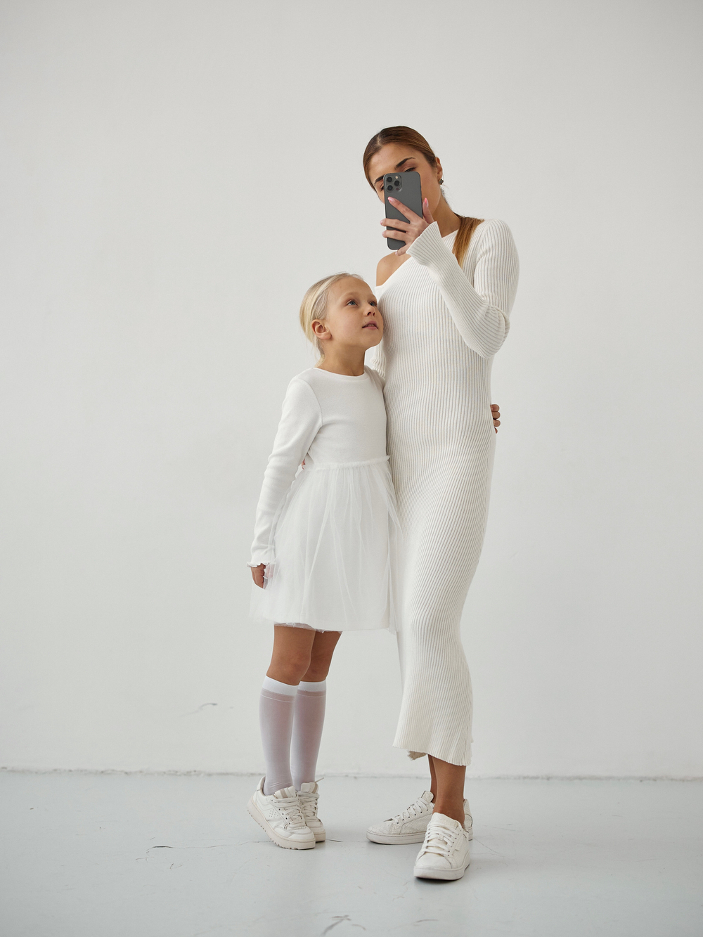 Платье вязаное с открытым плечом