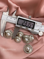 Пуговицы в серебристом металле с жемчугом и массивным обрамлением с косой