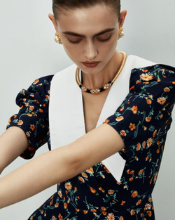 Платье с белым воротников