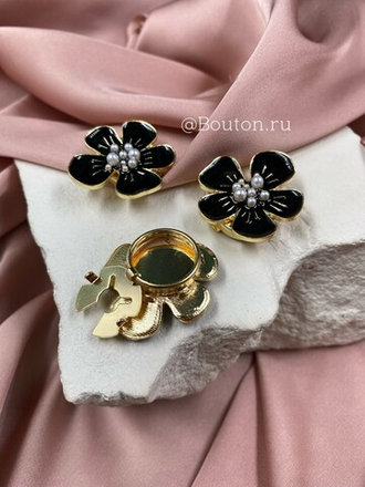 Накладка на пуговицу золотистая с черной эмалью в форме цветка с жемчугом (клипса)