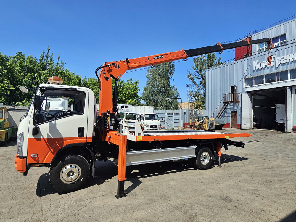 Эвакуаторная платформа 4.5 т с КМУ 3.2 т на шасси Isuzu Elf