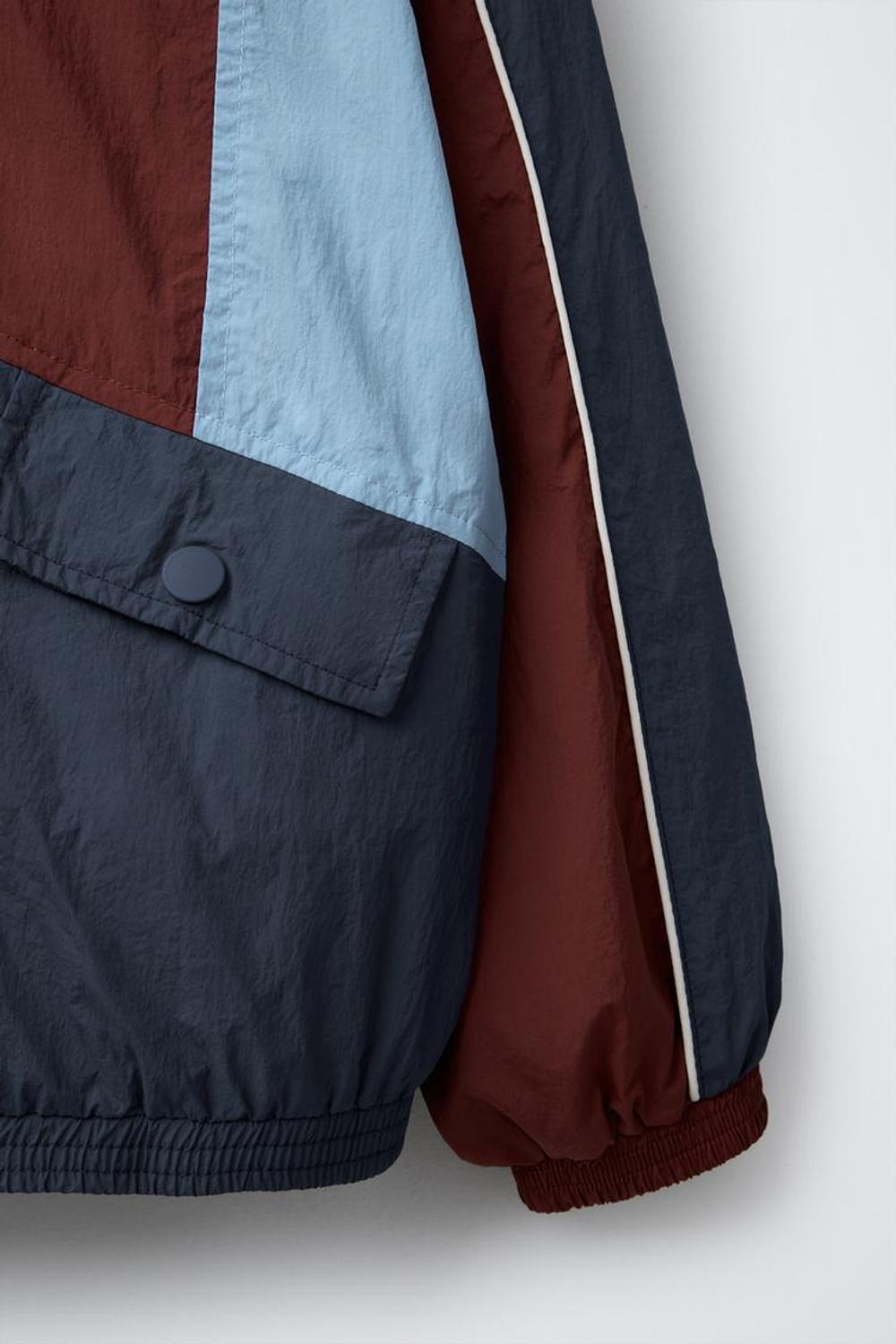 ZARA ЛЕГКИЙ ДОЖДЕВИК ИЗ ВЫСОКОТЕХНОЛОГИЧНОЙ КОНТРАСТНОЙ ТКАНИ, ГРАНАТОВЫЙ