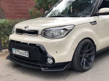 Установленный универсальный сплиттер переднего бампера на Kia Soul