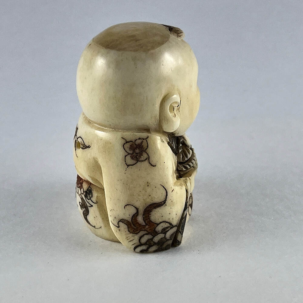 Статуэтка нэцкэ Мальчик с карпом на удачу