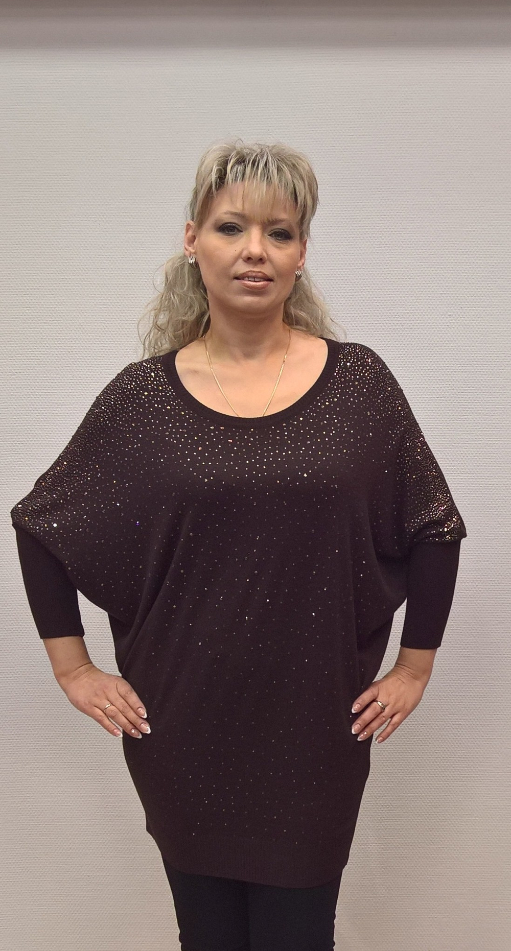 Коричневый джемпер со стразовой "россыпью"