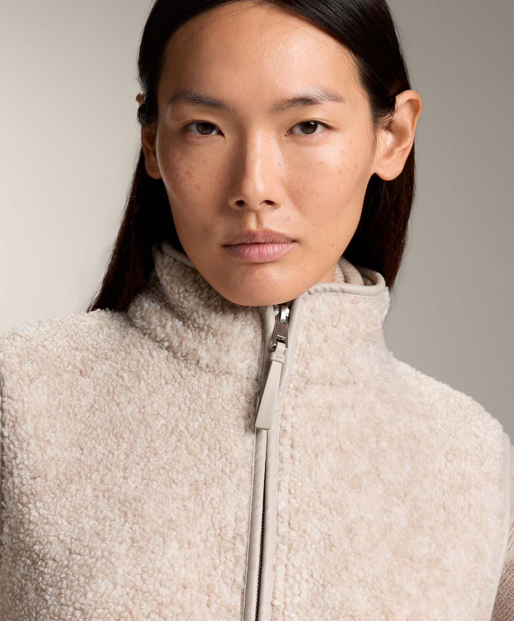 Oysho Базовый жилет из искусственной овчины на молнии, светлый экрю