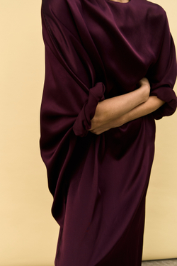 Платье из атласа винного цвета