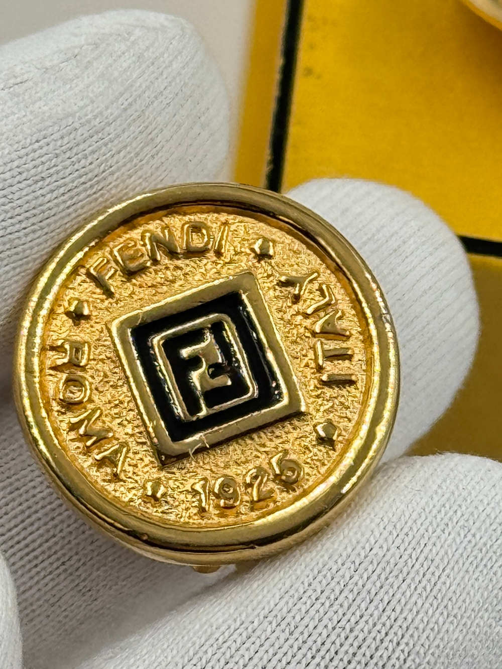 Клипсы с лого и чёрной эмалью Fendi