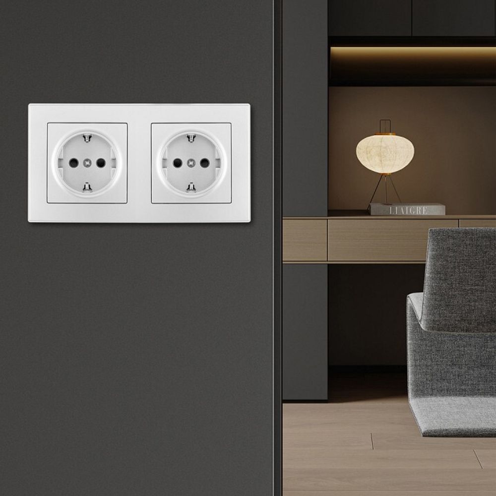 Розетка с заземлением и со шторкой Arte Milano SET06-2 SET06-2-40-1x2 silver