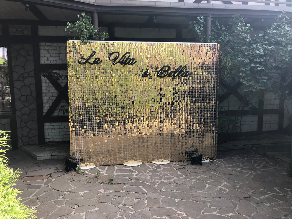 Фотозона из золотых пайеток