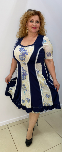 Укороченное летнее платье с вертикальными вставками