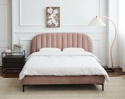 Двуспальная кровать с мягким изголовьем