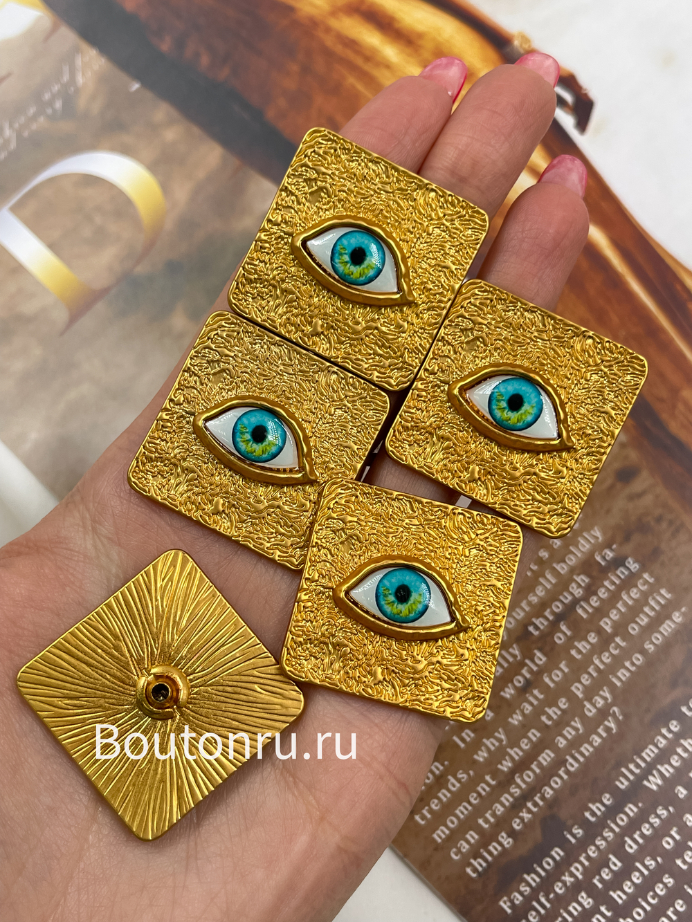 Шляпки под установочные кнопки Скиапар. золотистые квадратные с глазом