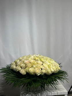 Траурная корзина из живых цветов «100 белых роз, папоротник»