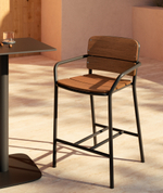 Полубарный стул Algueret из эвкалипта с натуральной отделкой и черного алюминия