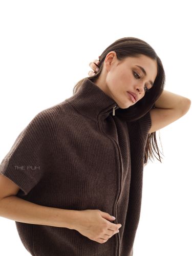 Шоколадный трикотажный костюм с жилетом