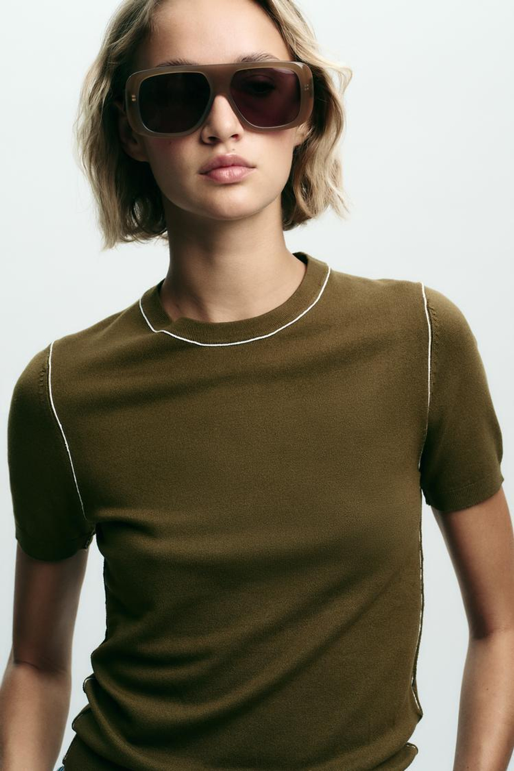 ZARA ТРИКОТАЖНЫЙ ТОП С КОРОТКИМИ РУКАВАМИ И ОТДЕЛКОЙ, ХАКИ